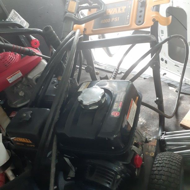 Dewalt 4000 Psi Honda Engine Pressure cleaner