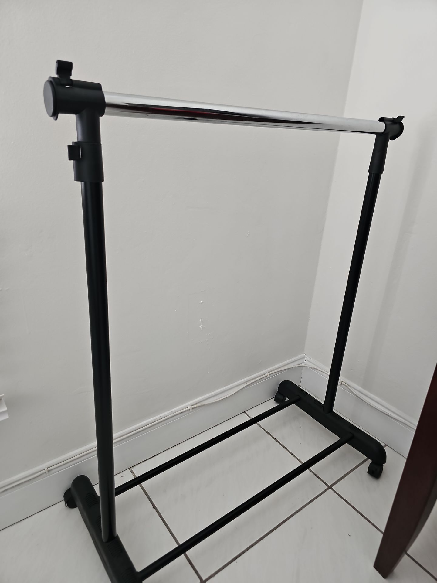Adjustable Rolling Garment Rack, Chrome & Black. Pre-owned.
