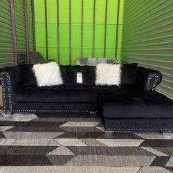 Like new SMALL sectional sofa couch (Delivery available)