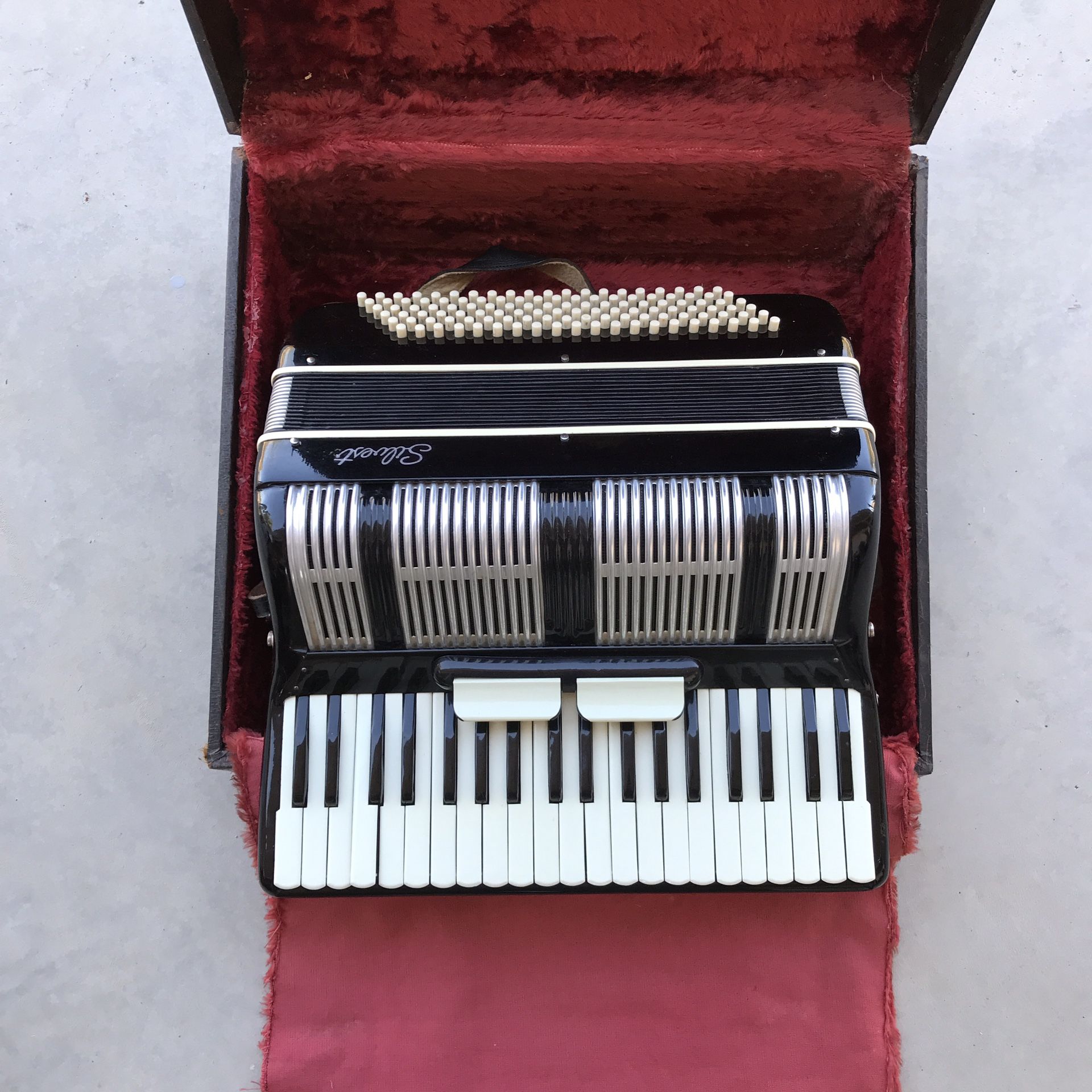 Silvertone Accordion for Sale in Apple Valley, CA OfferUp
