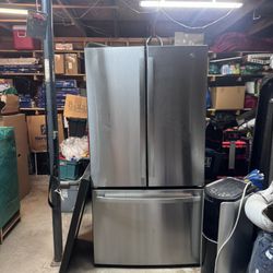Beautiful Spacious GE Refrigerator—Make Me An Offer