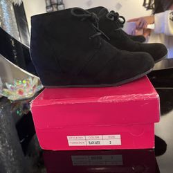 GIRLS SIZE 2 BLACK SUEDE WEDGE ANKLE HEEL BOOTS