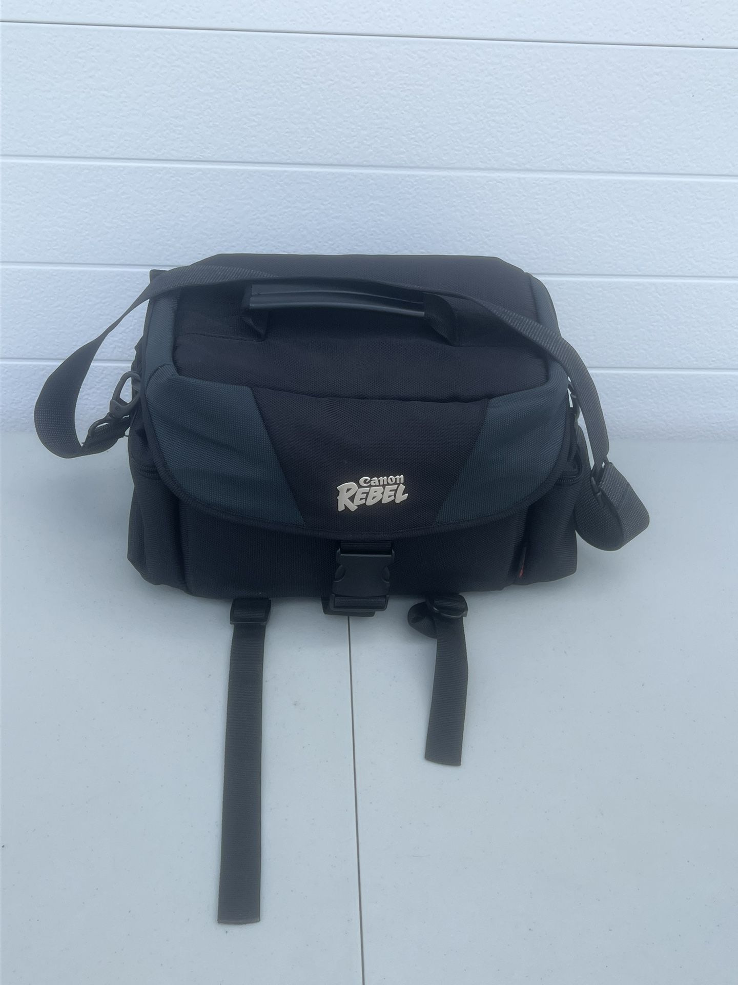 Canon Rebel Carry Case ~ Padded Shoulder Gadget Bag ~ DSLR Digital Camera EOS. Great condition.