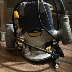 Plunge Router And Set Of Bits 