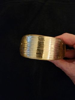 Gold Ribbed Lucite Solid Bangle Bracelet