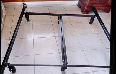Like new  heavy duty queen size metal bed frame with middle piece for more support.