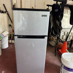 Magic Chef Mini Fridge 4.5 CuFt 
