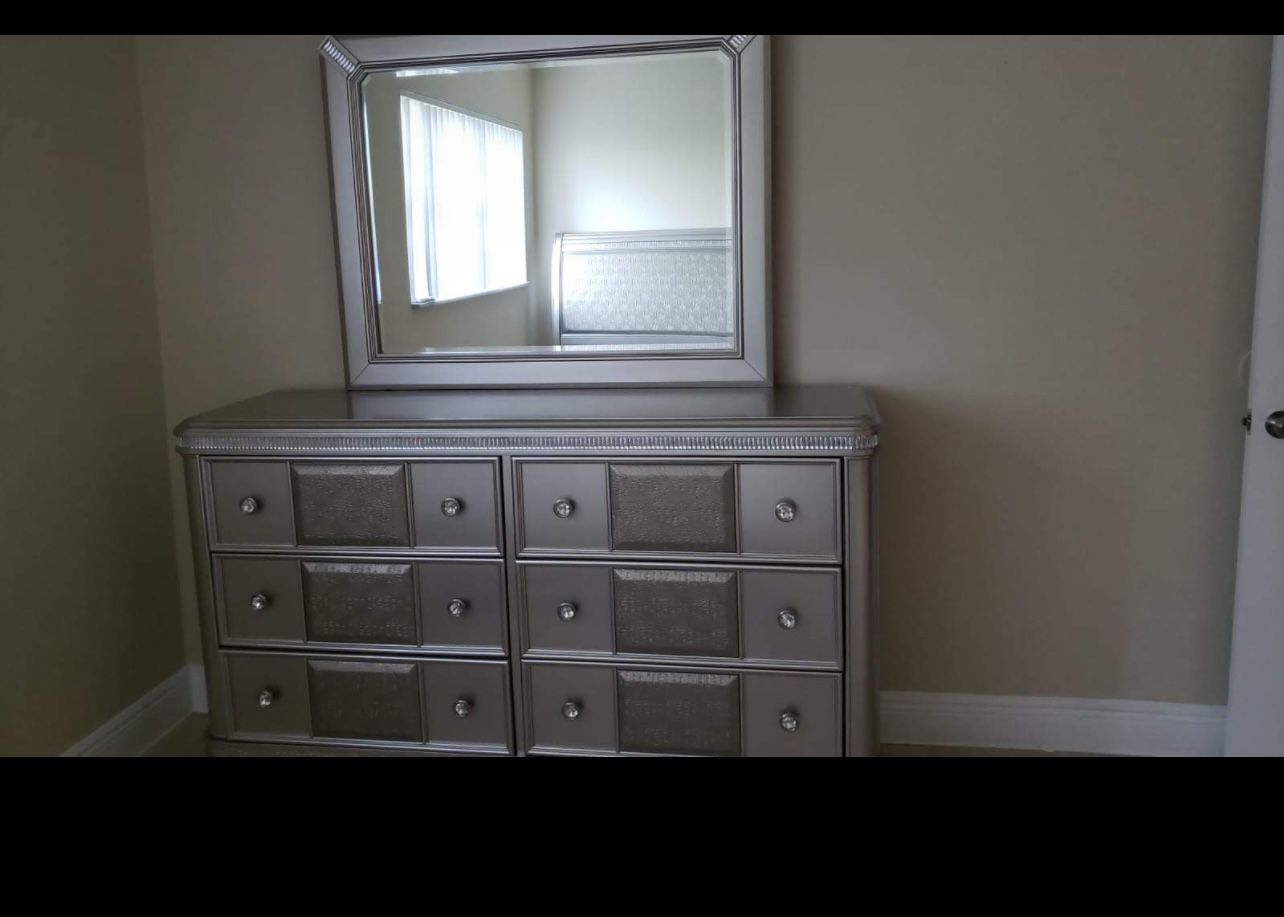 Bedroom Set For Sale! $1000 Worth $3500