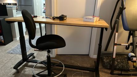 TABLE    5’x2’x Adjustable