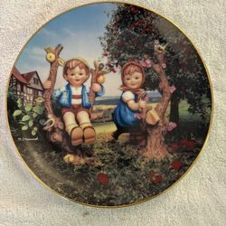 HUMMEL APPLE TREE BOY & GIRL COLLECTORS PLATE