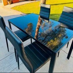 Glass dining table with four chairs. Brand new.       😀😀😀