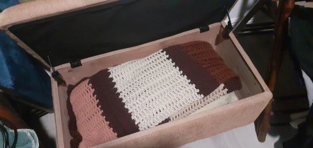 Cedar Chest Gold/Beige Puff
