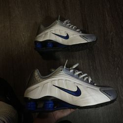 Nike Shox R4 OG - Blanco/Gris con detalles en azul