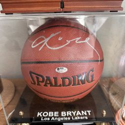 Kobe Bryant Auto Basketball / lakers 