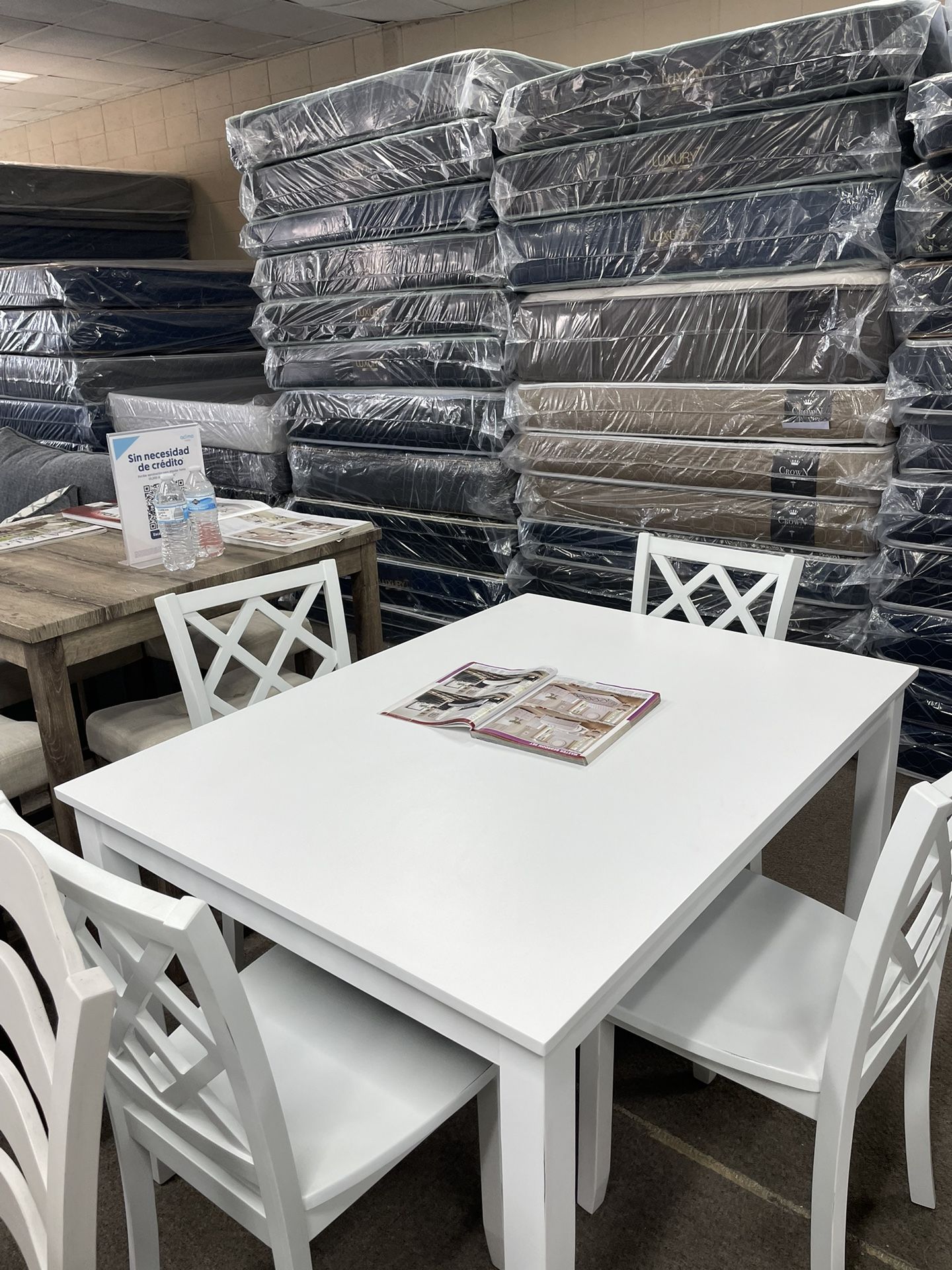 WHITE TABLE SET‼️SALE‼️