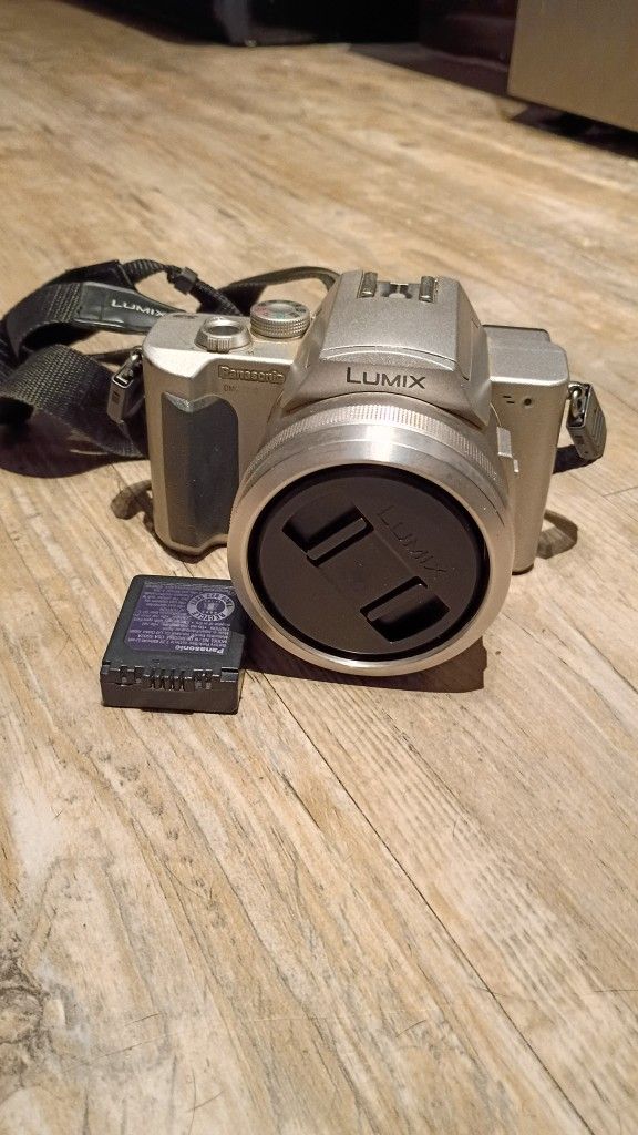 Panasonic LUMIX DMC-FZ10 4.0MP Digital Camera With 2 Batteries