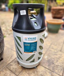 This is a Viking Cylinders 22 lb composite propane tank, offering a lightweight alternative