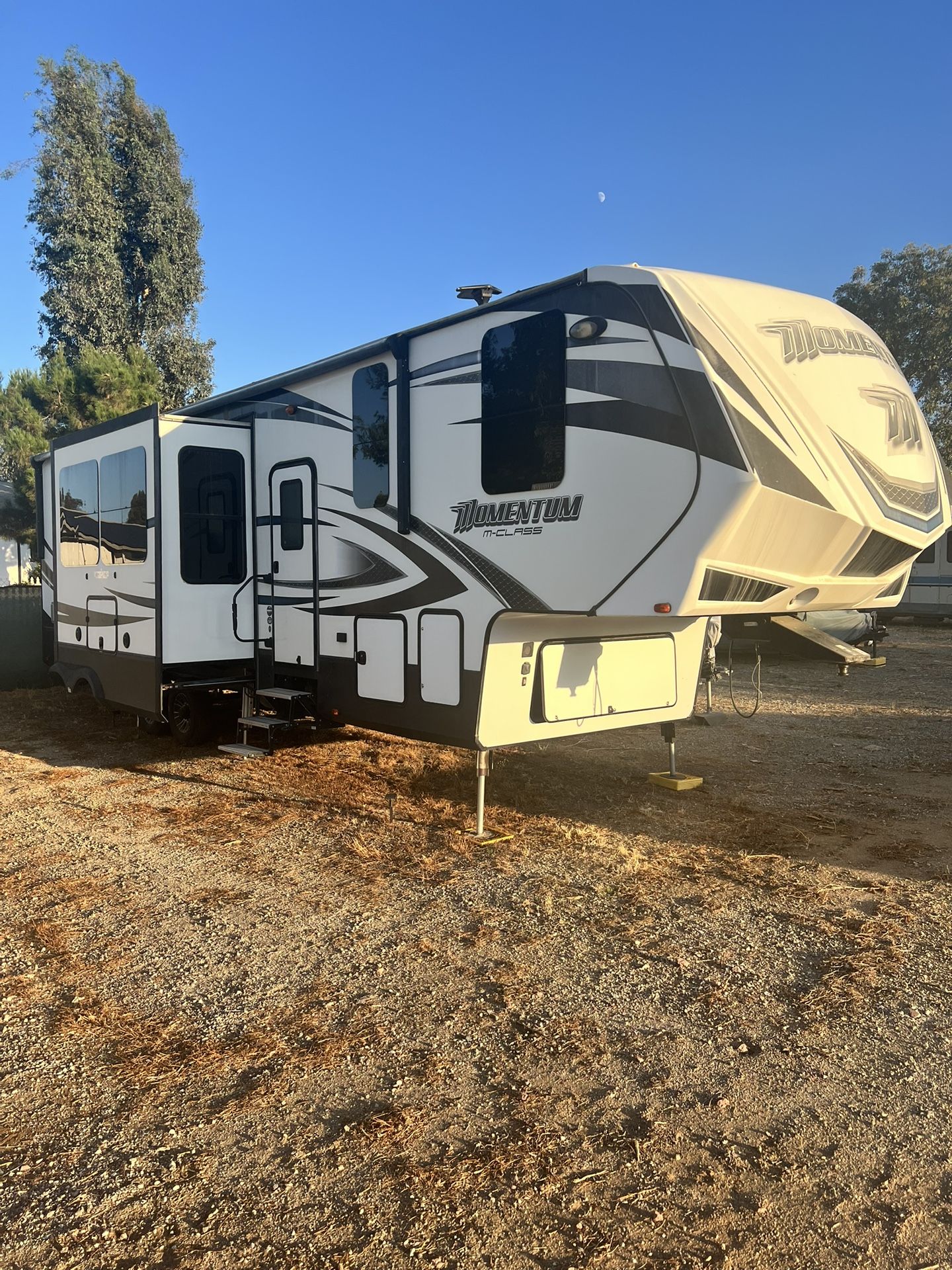 2017 Grand Design Momentum 350M