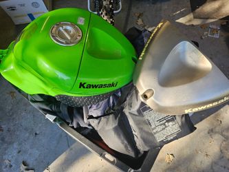 2005 ZX6R fuel tank and parts