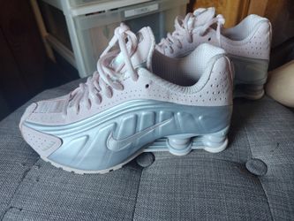 Nike Shocks R4 size 5.5 womens