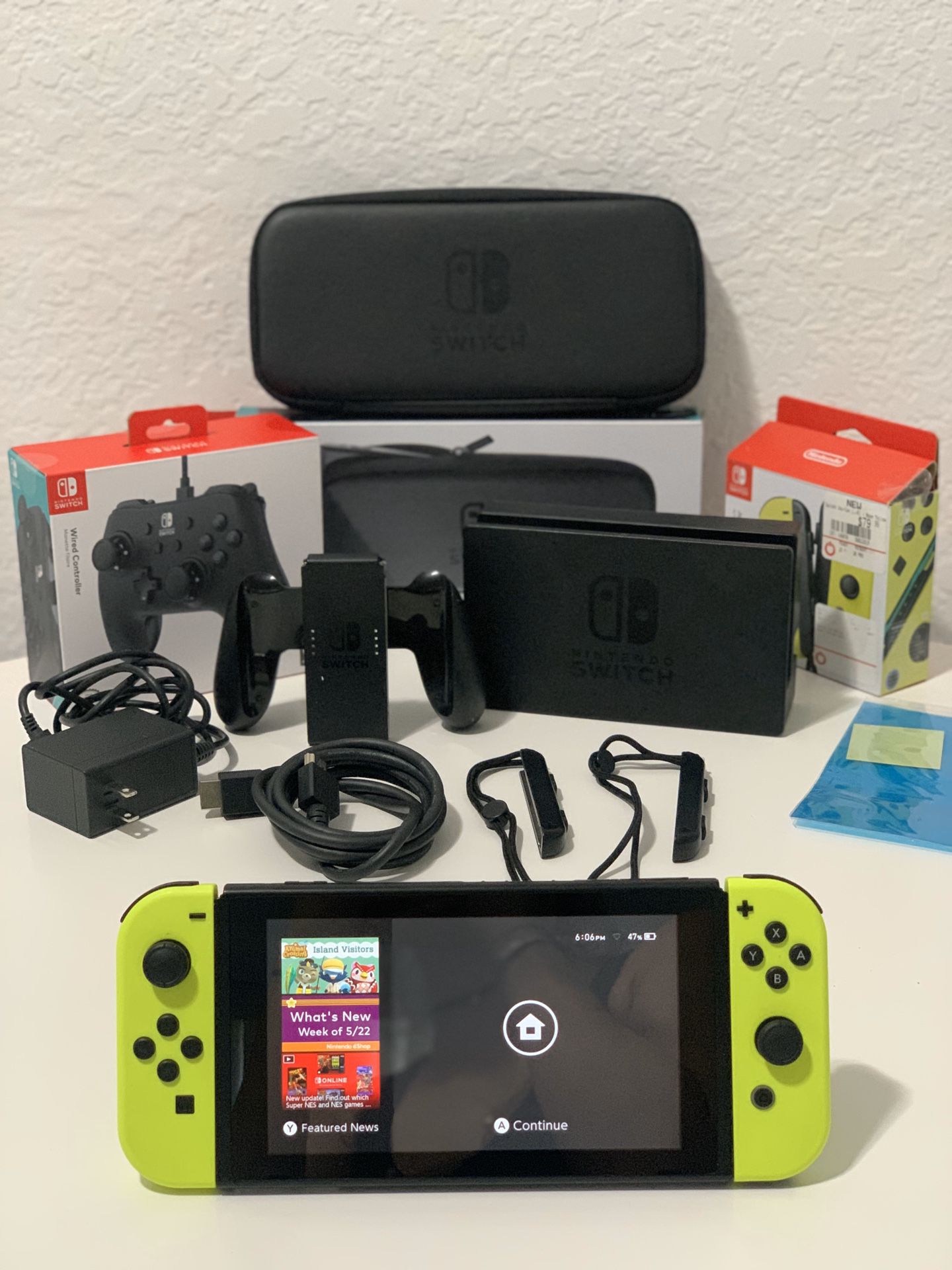 Nintendo Switch +Controller + Carrying Case & Screen Protector