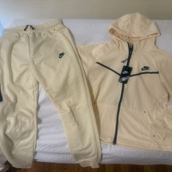 Female Nike Sweatsuit…X-Large 