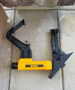 DEWALT 2-in-1 Pneumatic 15.5-Gauge and 16-Gauge Flooring Tool