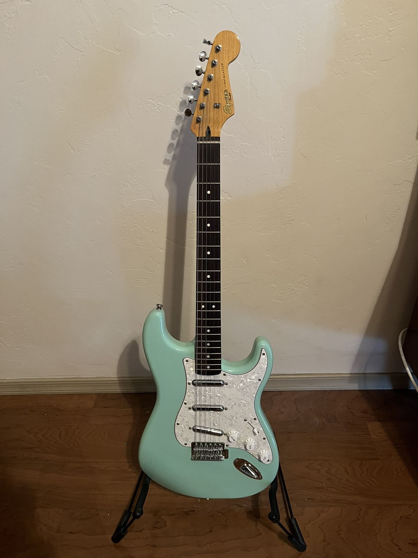 Squier Vintage Modified Stratocaster in Surf Green