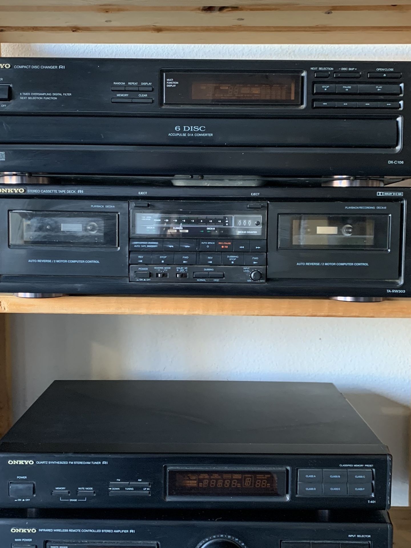 Stereo System With Speakers in Good Working Condition
