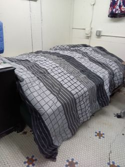 Queen Gray Striped Reversible Comforter Good Cond
