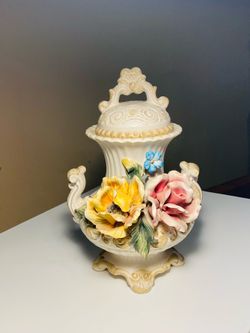 Gorgeous Vintage 11.5” Capodimonte Porcelain Lidded Vase. Italy. Beautiful Condition. No Chips