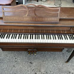 Baldwin piano 