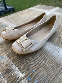 Ladies beige flats size 7.5