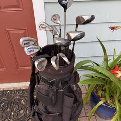 Mens right handed golf club set.  Complete set with golf bag