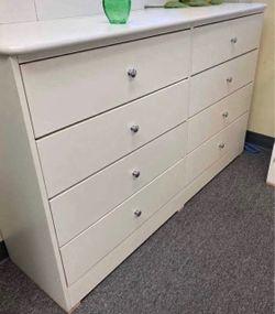 Eight drawers dresser