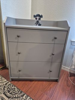 2 medium chest of drawers