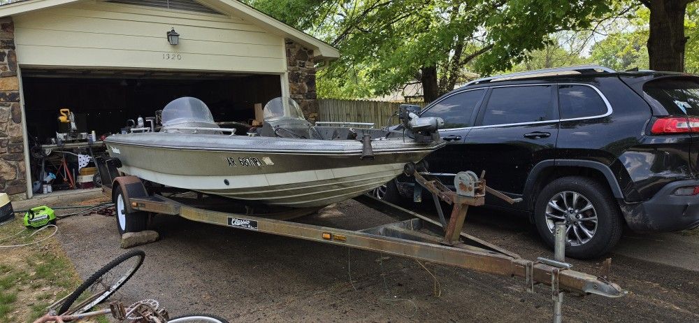 1987 Bomber Bass boat 17ft