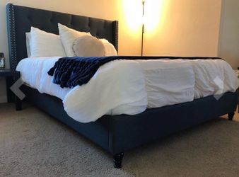 Queen headboard platform bed like new