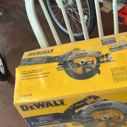 DEWALT 20-Volt MAX Cordless Brushless 7-1/4 in. Circular Saw with FLEXVOLT ADVANTAGE (Tool Only)