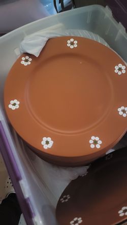 Platos y jarrones pintados a mano