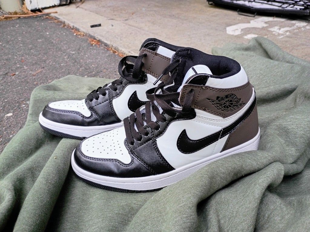 Air Jordan 1 Retro High OG "Dark Mocha"