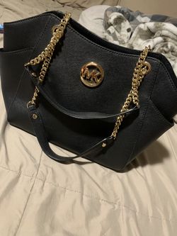 Brand New Michael Cores purse. I’m selling cause it’s way to small for me. Let me know if interested.
