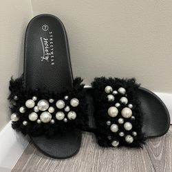 Faux Fur Ladies New Slippers With Pearls 