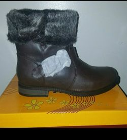 Boots lined with warm faux fur