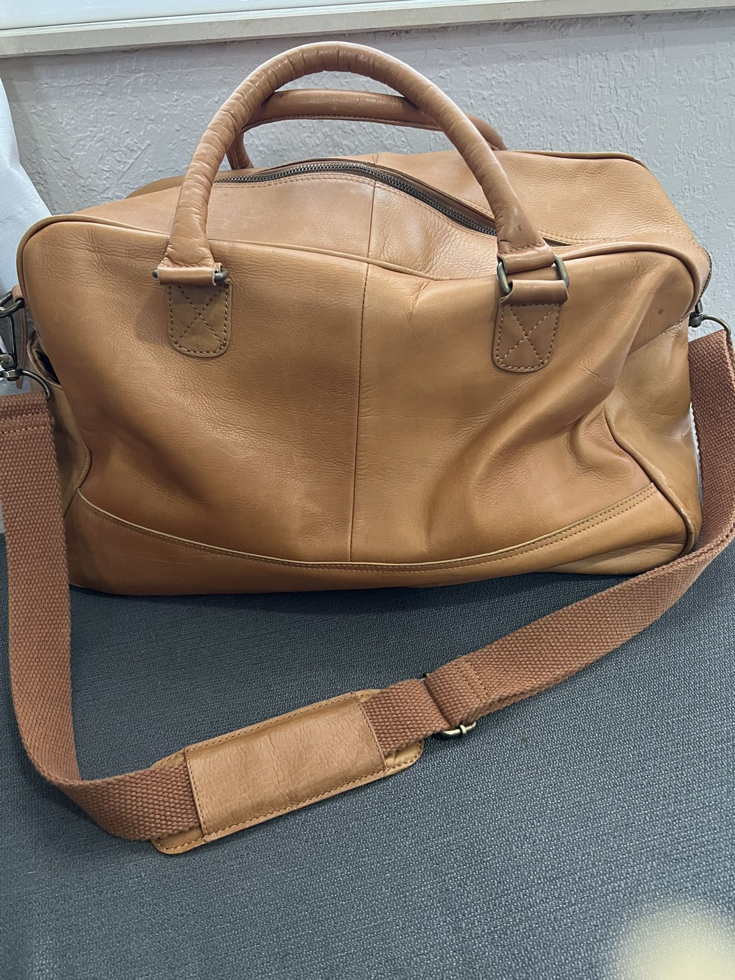 Stylish and durable tan leather men's bag, 