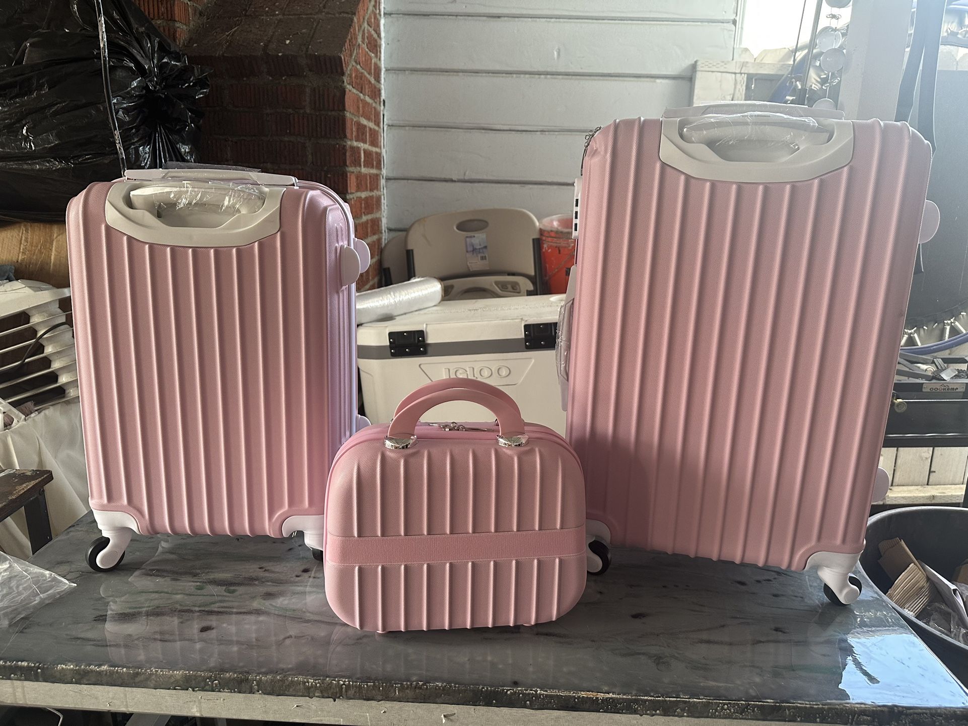 Luggage 3 Piece Set Hardshell Lightweight 24in, 20, 10 inches.