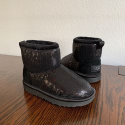 Size:11C New Toddler UGG Boots $50  Talla:11C Botas UGG Nuevas De Niña $50  Oxnard, CA 93033 *No Box 📦  *Shipping Available with extra fee  *Cash or 