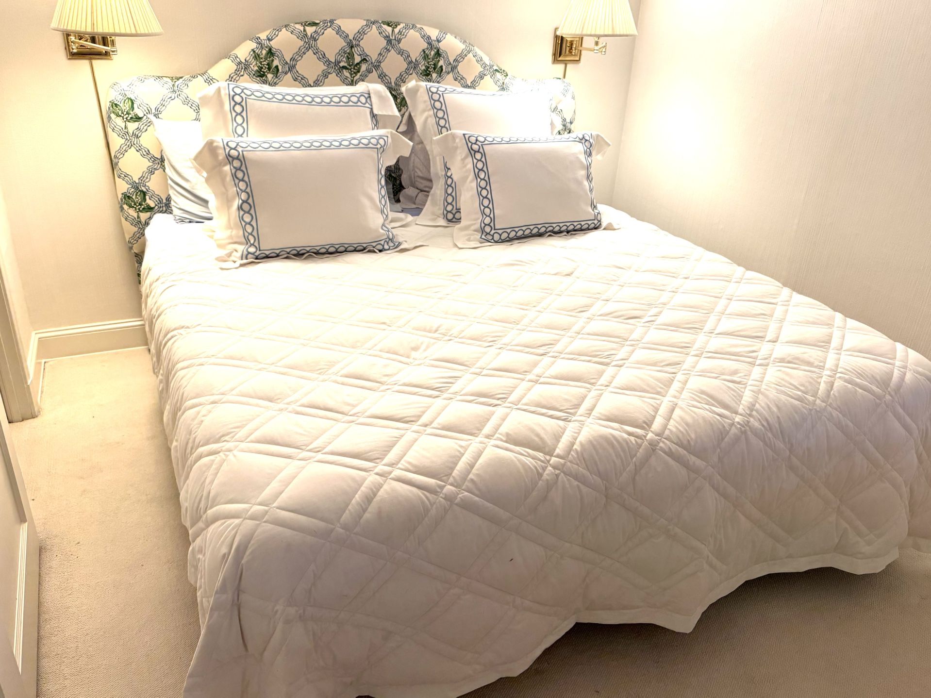 Select Comfort / Sleep Number - King Bed! Barely Used In Guest Bedroom