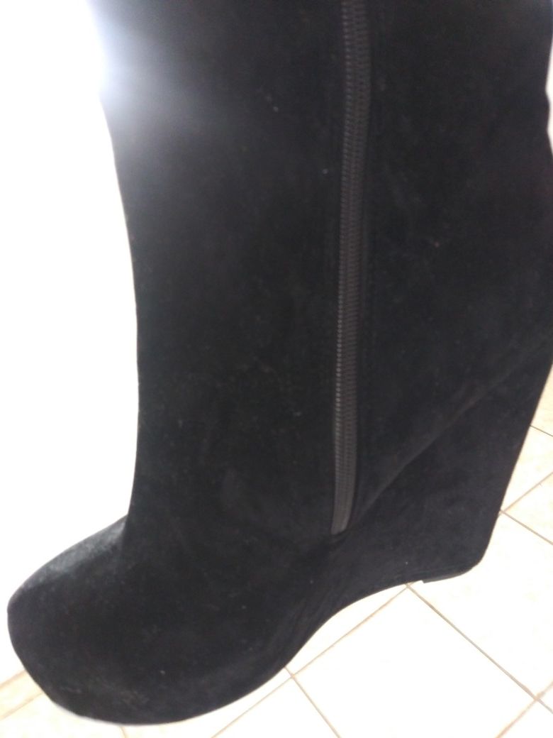 Black boots with fringe on sides really nice ( Size 10)