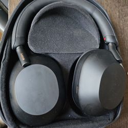 Sony XM5 Headphones With Case